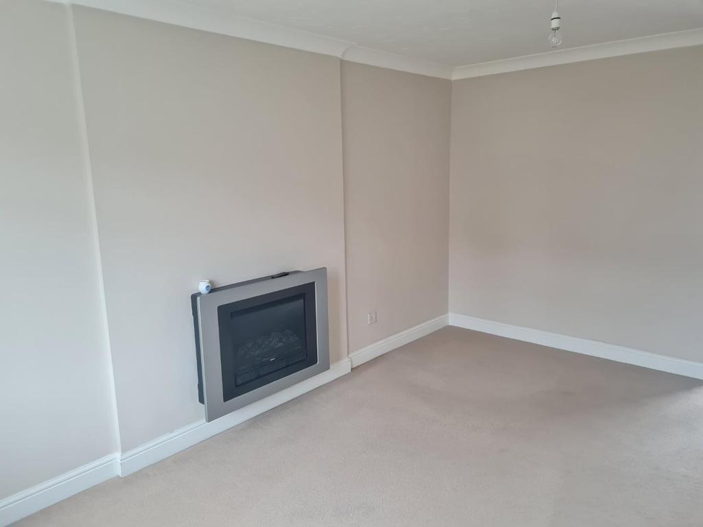 Mill Crescent, Cannock 3 bed house £925 pcm (£213 pw)