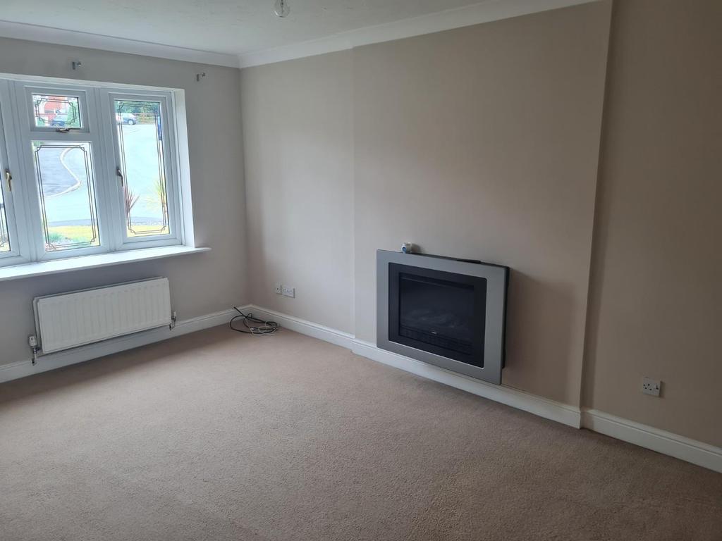 Mill Crescent, Cannock 3 bed house £925 pcm (£213 pw)