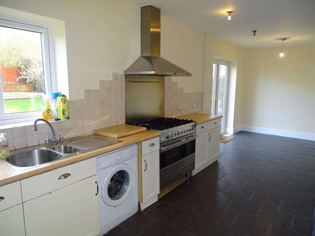 Markham Crescent, Rawdon, Leeds 3 bed semidetached house £995 pcm (£
