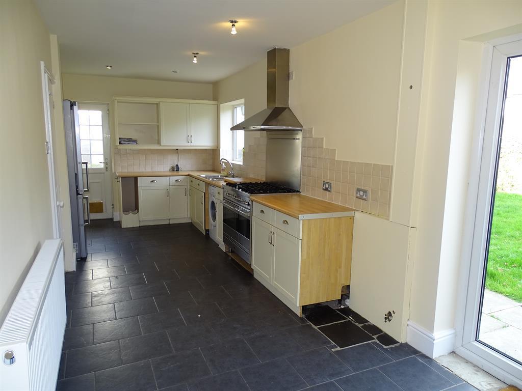 Markham Crescent, Rawdon, Leeds 3 bed semidetached house £995 pcm (£