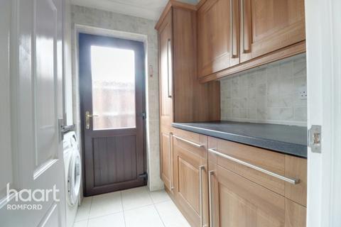 8 Lower Bedfords Road, Romford, RM1 4LY