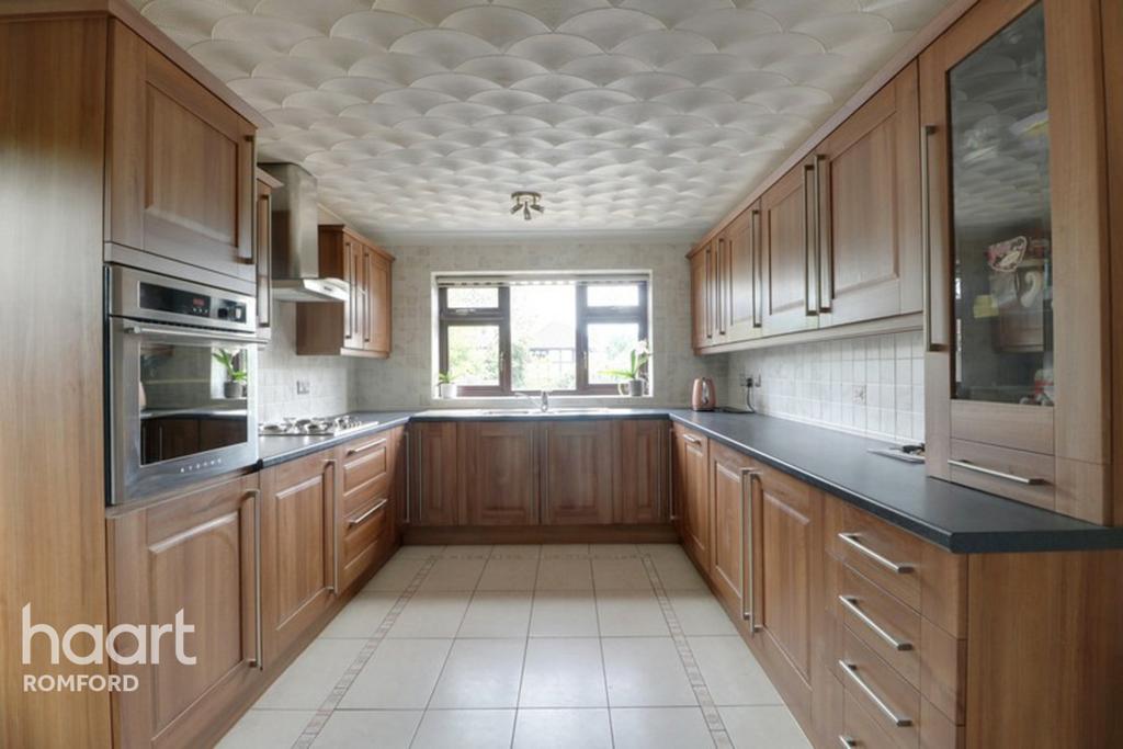 Lower Bedfords Road, Romford 4 bed detached house £800,000