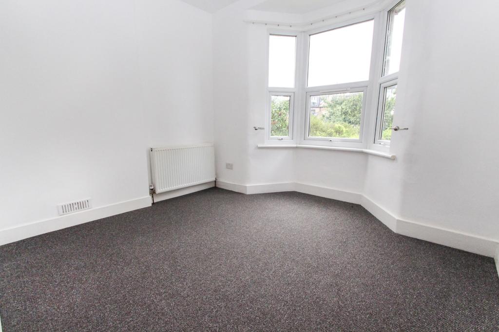 Leybourne Road, Leytonstone, London, E11 3BT 3 bed flat £1,600 pcm (£