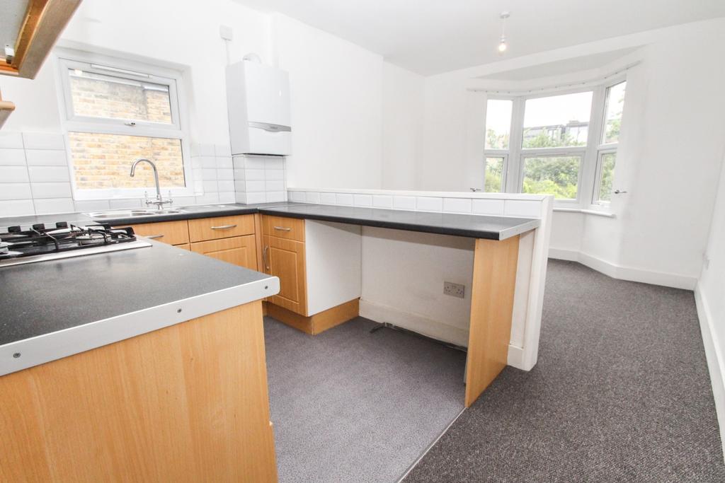 Leybourne Road, Leytonstone, London, E11 3BT 3 bed flat £1,600 pcm (£