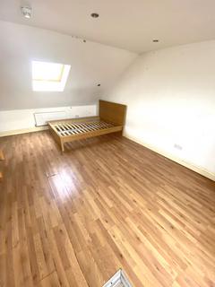 Studio to rent, Windsor Road, Ilford IG1
