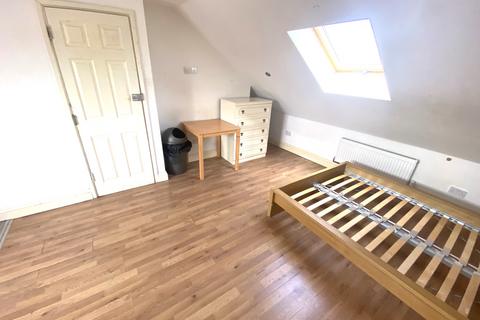 Studio to rent, Windsor Road, Ilford IG1