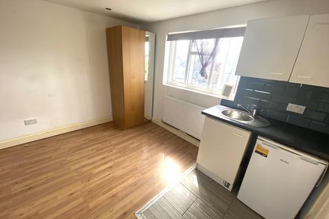 Studio to rent, Windsor Road, Ilford IG1