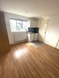 Studio to rent, Windsor Road, Ilford IG1