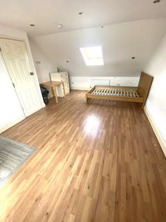 Studio to rent, Windsor Road, Ilford IG1
