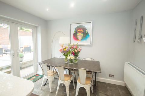 2 bedroom ground floor flat for sale - North End Lodge, Elm Park Road, Pinner,  HA5