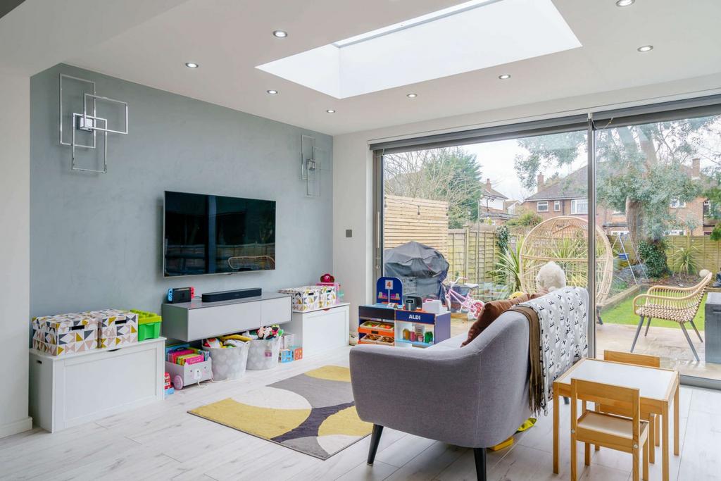 Raisins Hill, Pinner, Middlesex, HA5 3 bed semidetached house £865,000