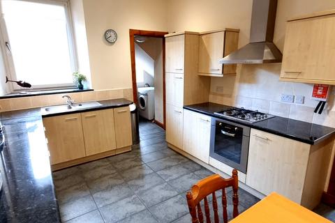 3 bedroom flat to rent, Holburn Street, Aberdeen AB10