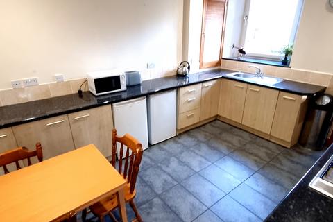 3 bedroom flat to rent, Holburn Street, Aberdeen AB10