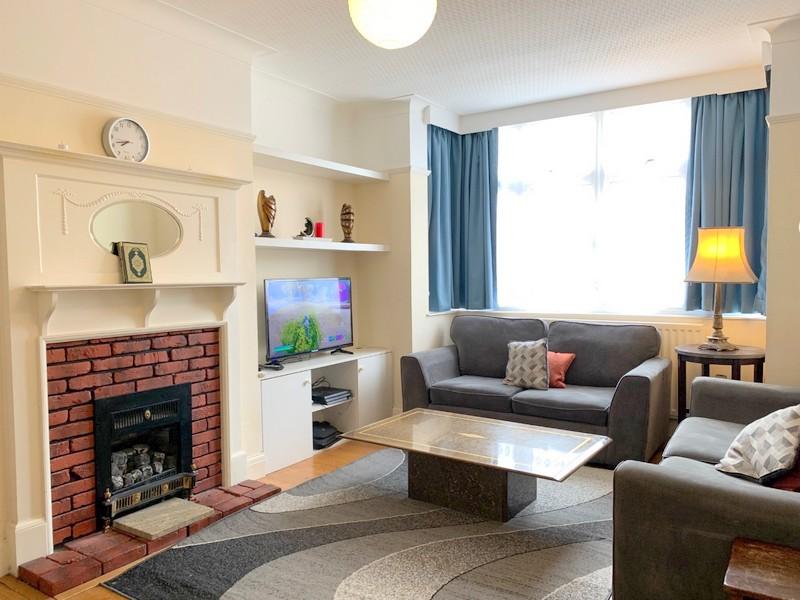 Old Oak Road, Acton, W3 4 bed house £2,496 pcm (£576 pw)