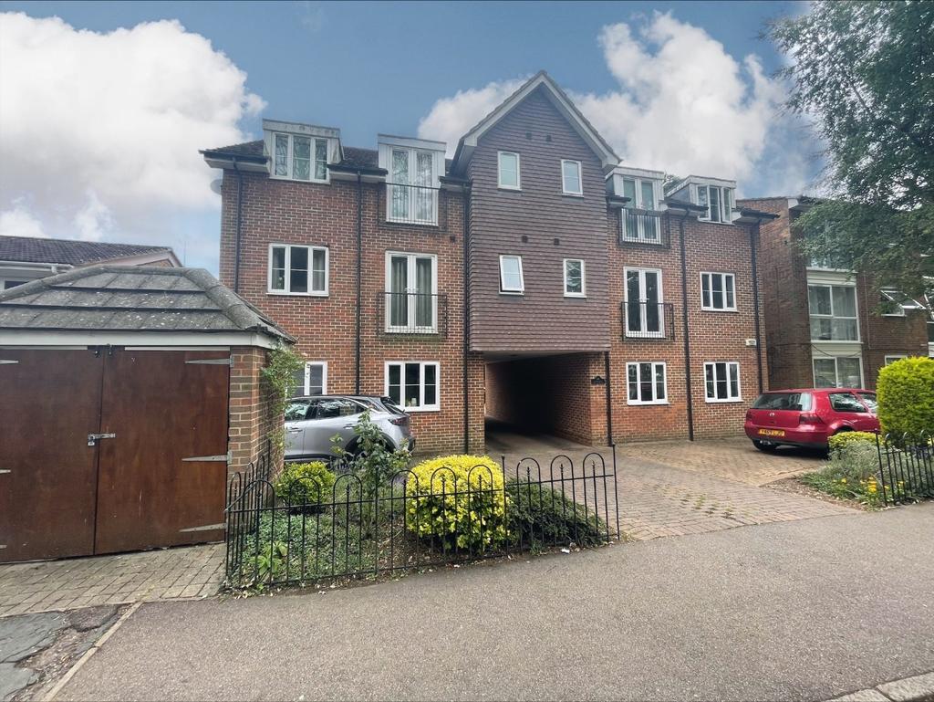 Oakhurst, Datchet Close, Hemel... 2 bed apartment £1,100 pcm (£254 pw)