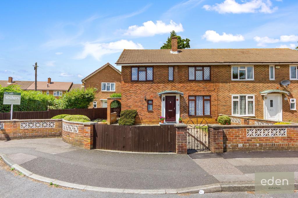 Carnation Crescent, East Malling, ME19 3 bed semi-detached house - £305,000