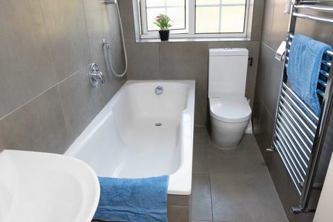 1 bedroom flat to rent, Sutton Court, Ealing