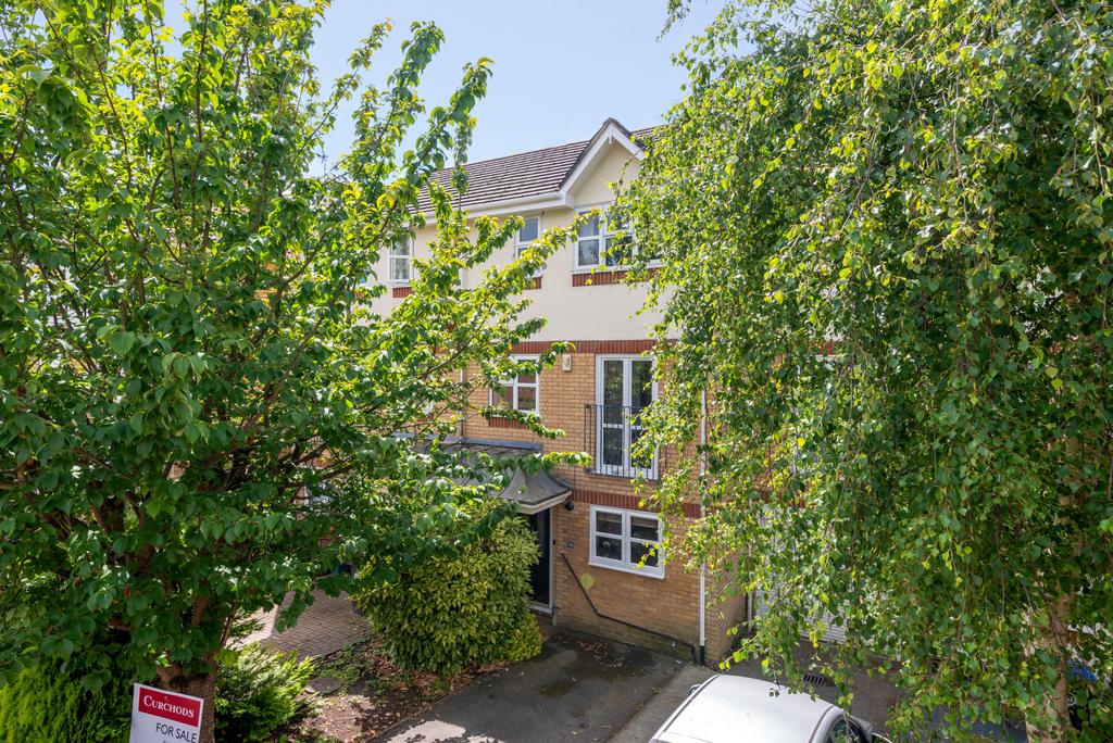 Alexandra Gardens, Knaphill, Woking, GU21 4 bed house £500,000