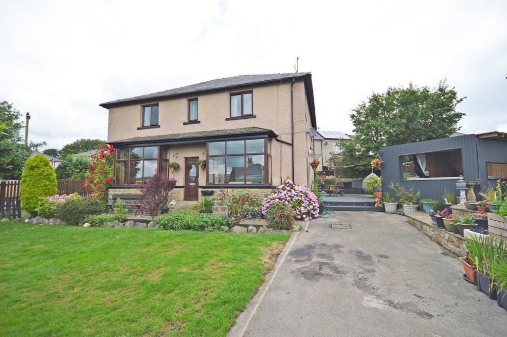 166 Burnside Crescent, Skipton, 5 bed detached house £369,000