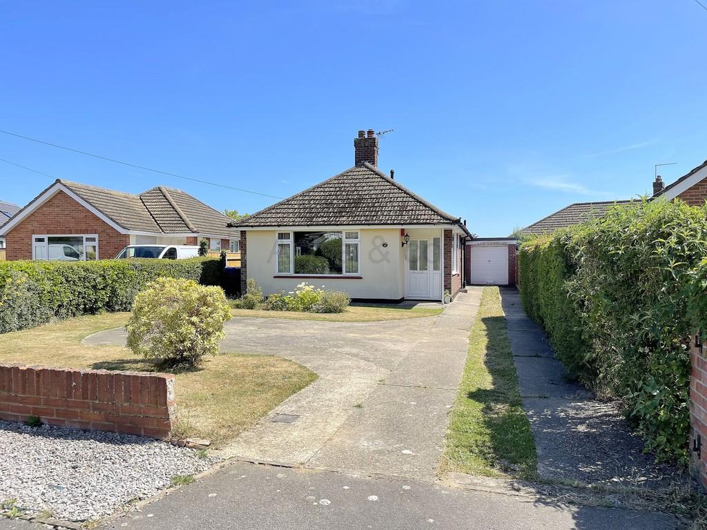 Elmhurst Avenue, Oulton Broad, Lowestoft 2 bed detached bungalow £260,000
