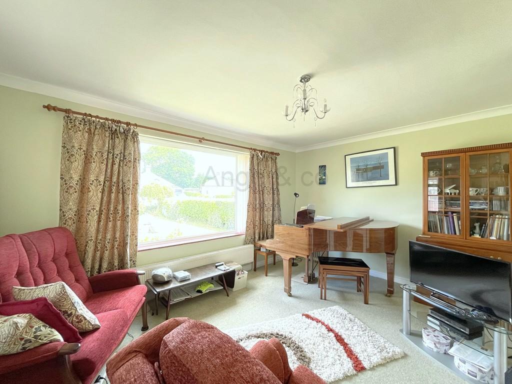 Elmhurst Avenue, Oulton Broad, Lowestoft 2 bed detached bungalow £260,000