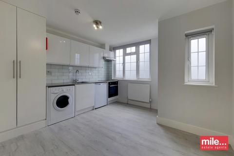 Studio to rent, Montpelier Rise, London