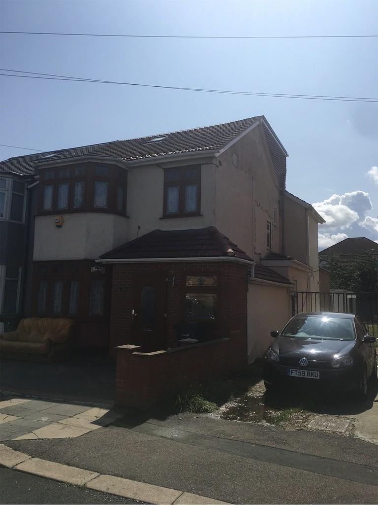 Staines Road, Ilford, Essex 5 bed end of terrace house £2,300 pcm (£