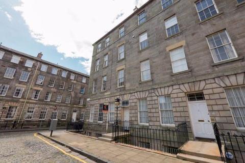 2 bedroom flat to rent - Hill Square, Old Town, Edinburgh, EH8