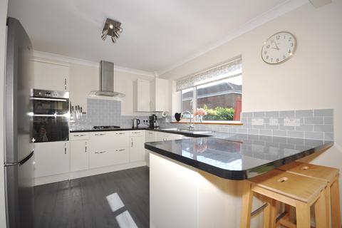 4 bedroom detached house for sale - Pertwee Drive, Great Baddow, Chelmsford, CM2