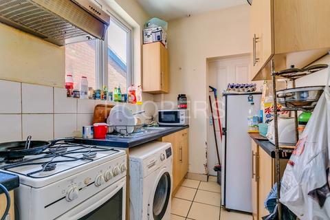 3 bedroom terraced house for sale - Geary Road, London, NW10
