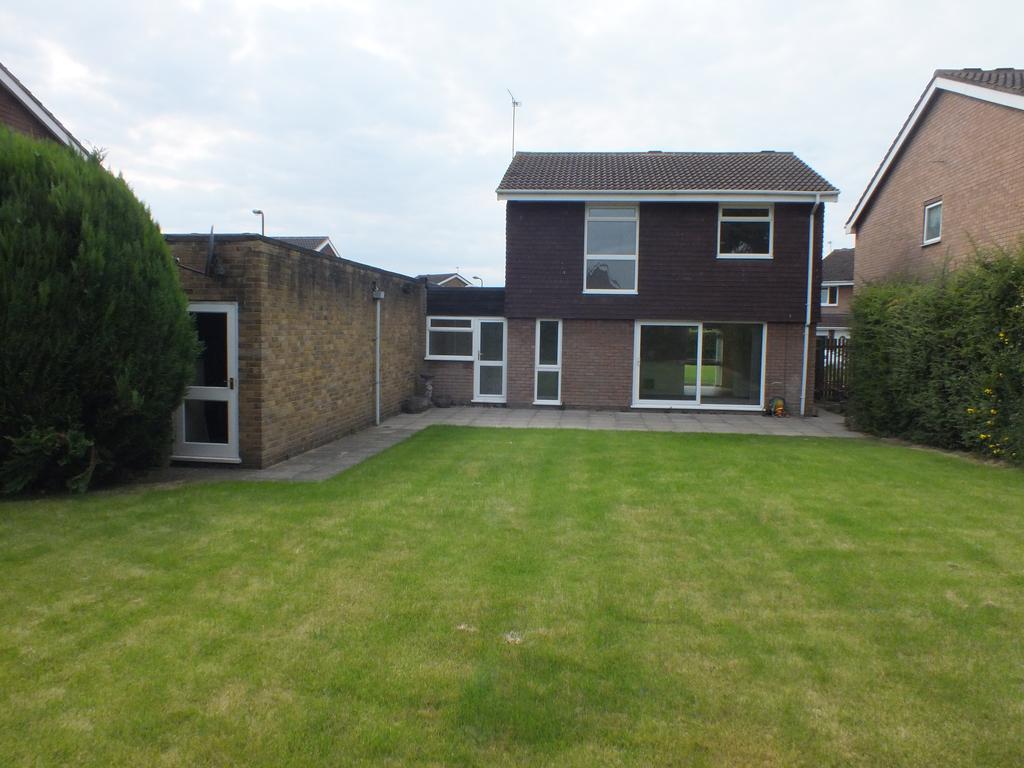 Gilmore Close. Langley, SL3 4 bed end of terrace house £2,300 pcm (£