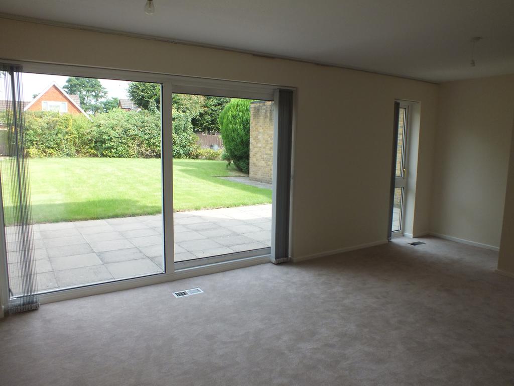 Gilmore Close. Langley, SL3 4 bed end of terrace house £2,300 pcm (£