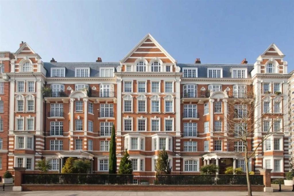 Sandringham Court, Maida Vale, London 3 bed flat £3,250 pcm (£750 pw)