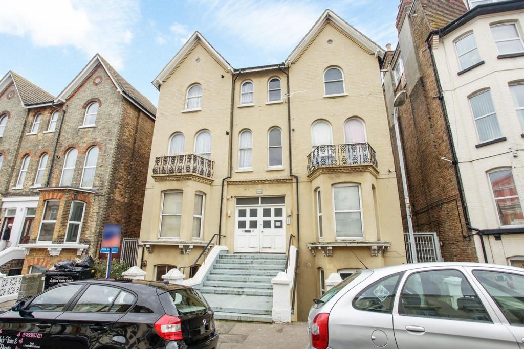 Athelstan Road, Margate 3 bed flat £1,100 pcm (£254 pw)