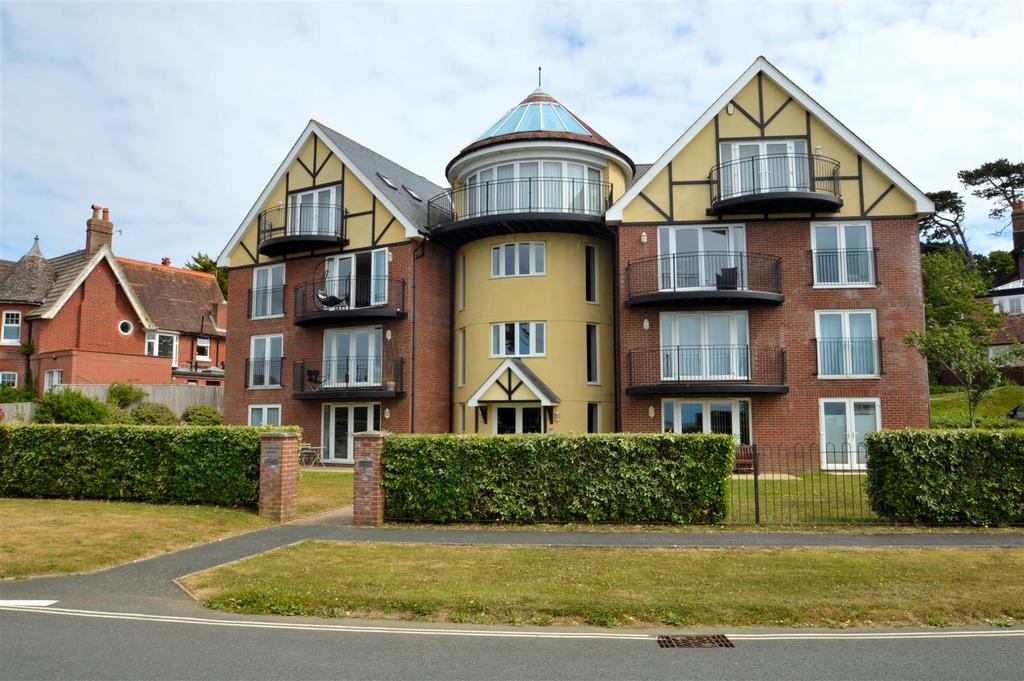 Cliff Road TOTLAND BAY PO39 0EN 2 bed apartment £325,000