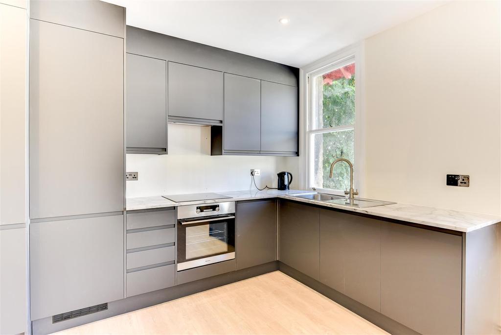 Robertson Road, Brighton BN1 2 bed flat £1,500 pcm (£346 pw)