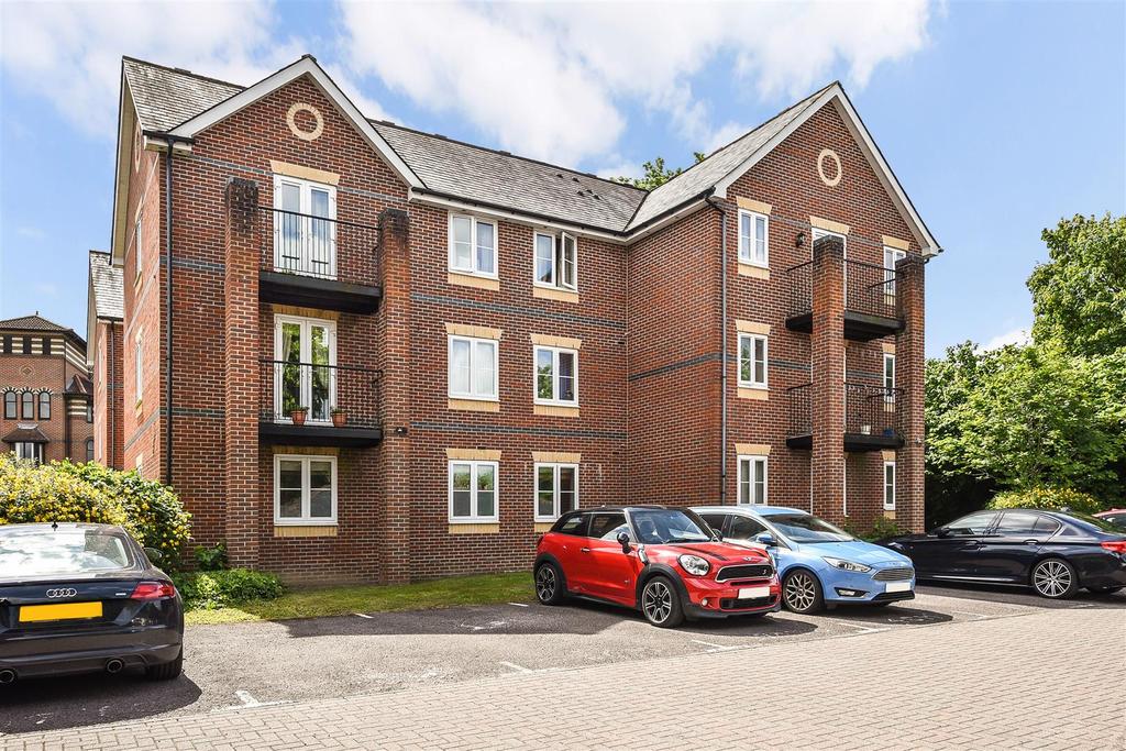 Way, Andover 2 bed flat for sale £200,000