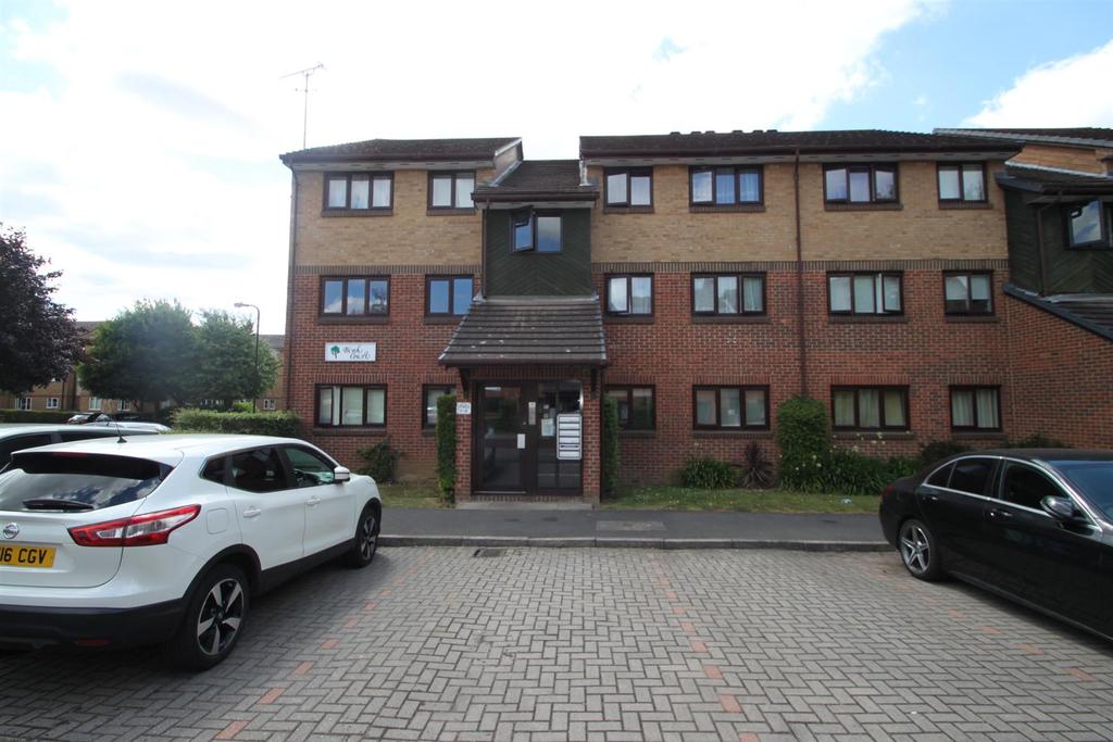 Higham Station Avenue, Chingford E4 2 bed apartment £300,000