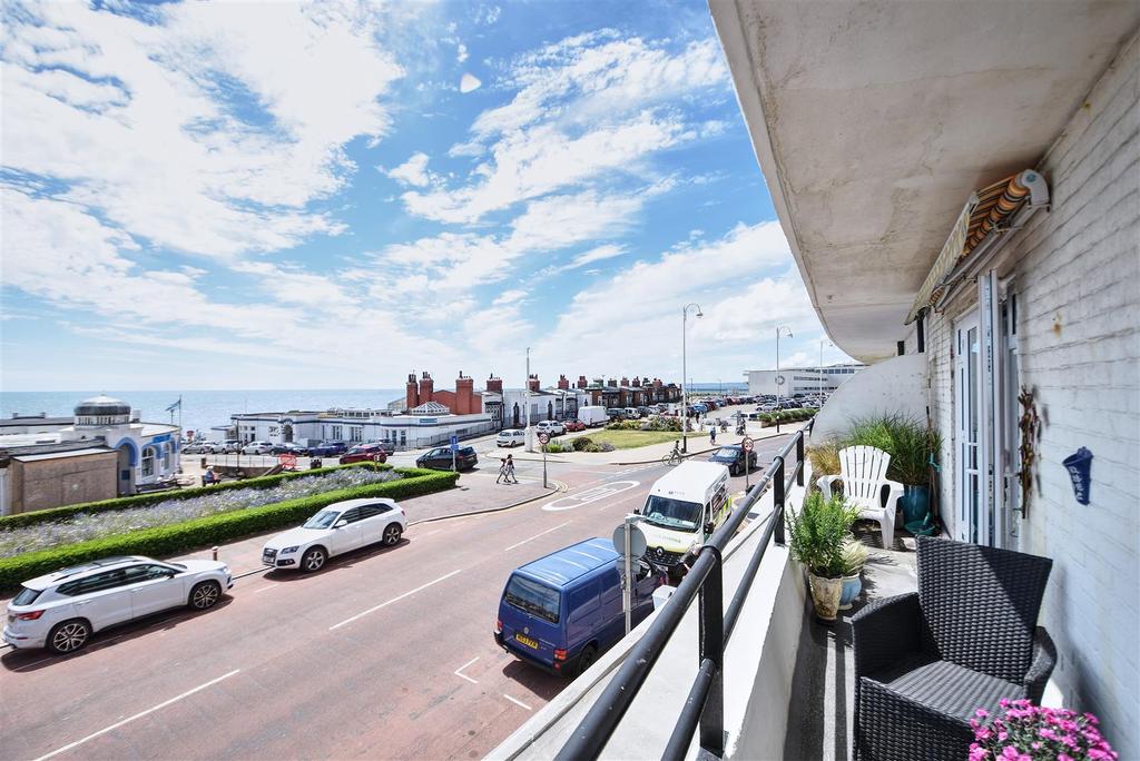 Dalmore Court Marina, BexhillOnSea 3 bed flat £295,000