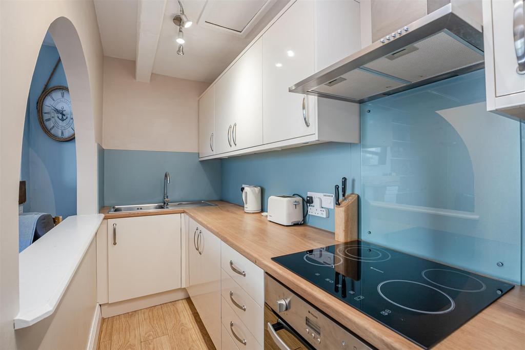 Lake Street, Dartmouth 2 bed terraced house £270,000