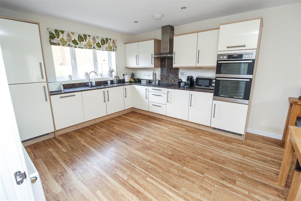 John Hall Close, Hengrove, Bristol, BS14 9JY 4 bed detached house £