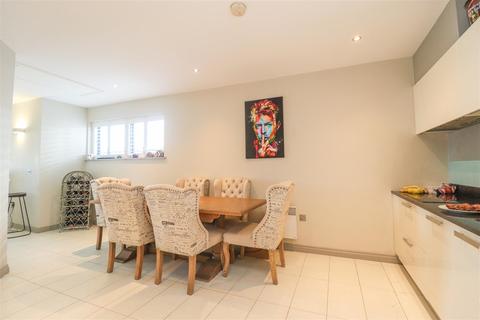 2 bedroom penthouse for sale - St James Court, Grand Parade, Leigh-On-Sea