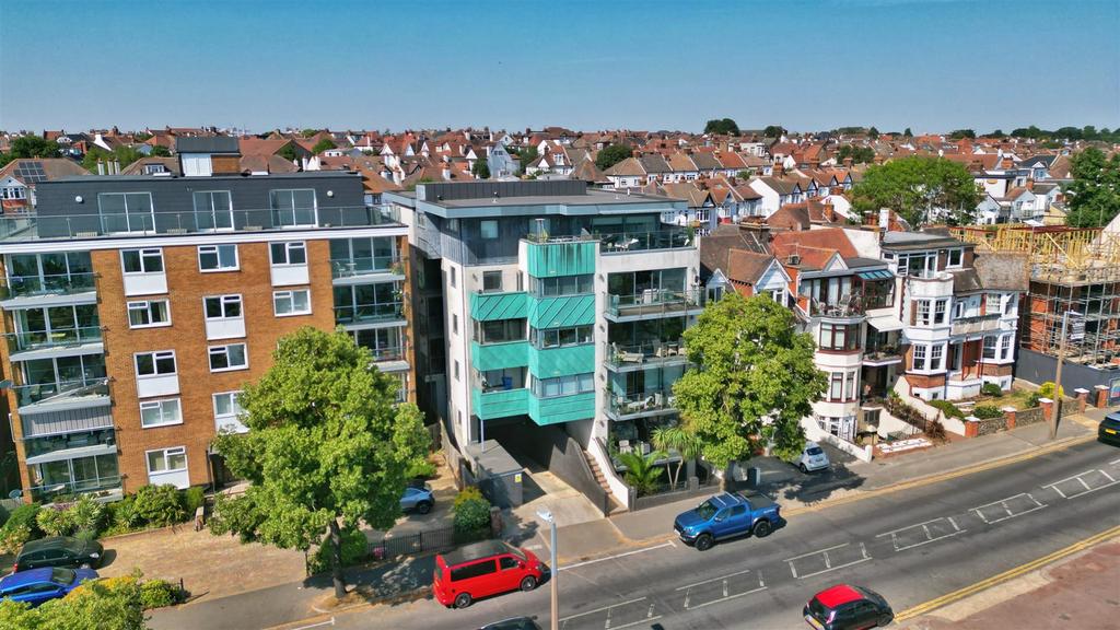 St James Court, Grand Parade, LeighOnSea 2 bed penthouse for sale £625,000