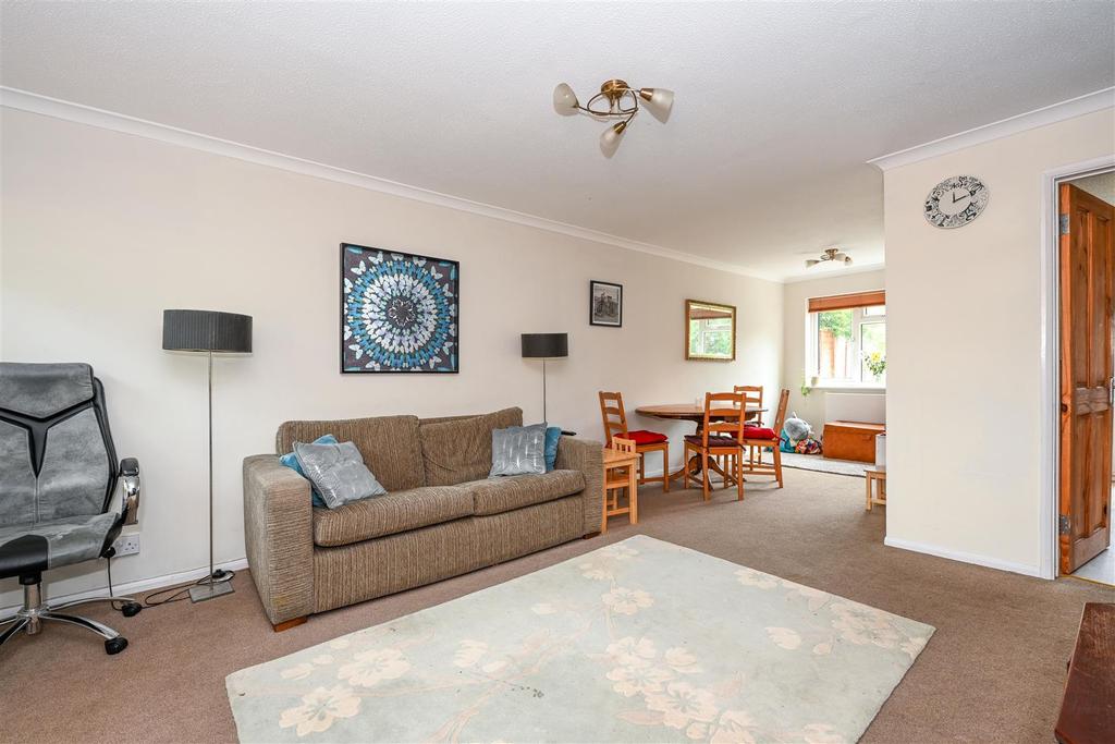 Willowhayne Drive, Walton on Thames 3 bed terraced house £480,000