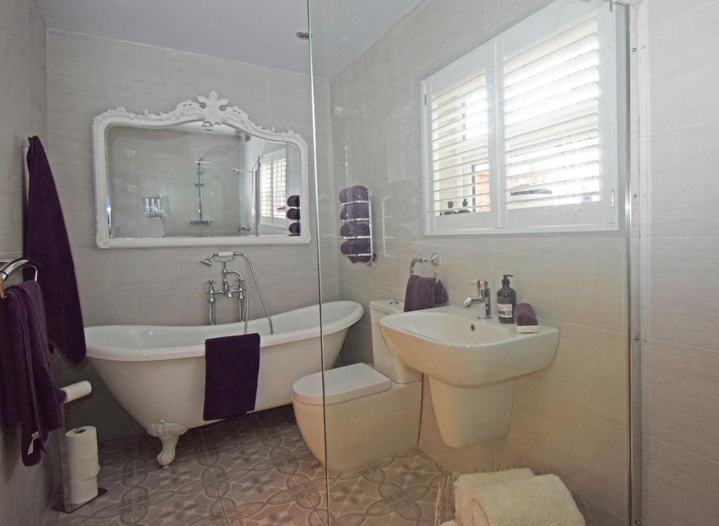 The Malsters, bed 1 en suite c1.jpg