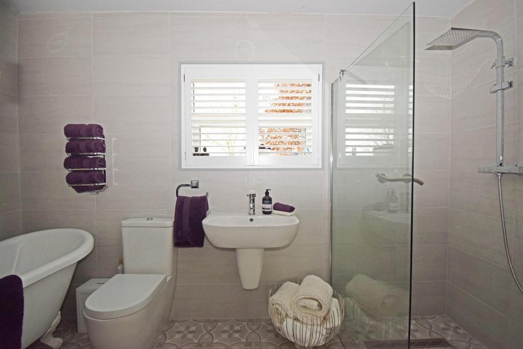 The Malsters, bed 1 en suite b.jpg