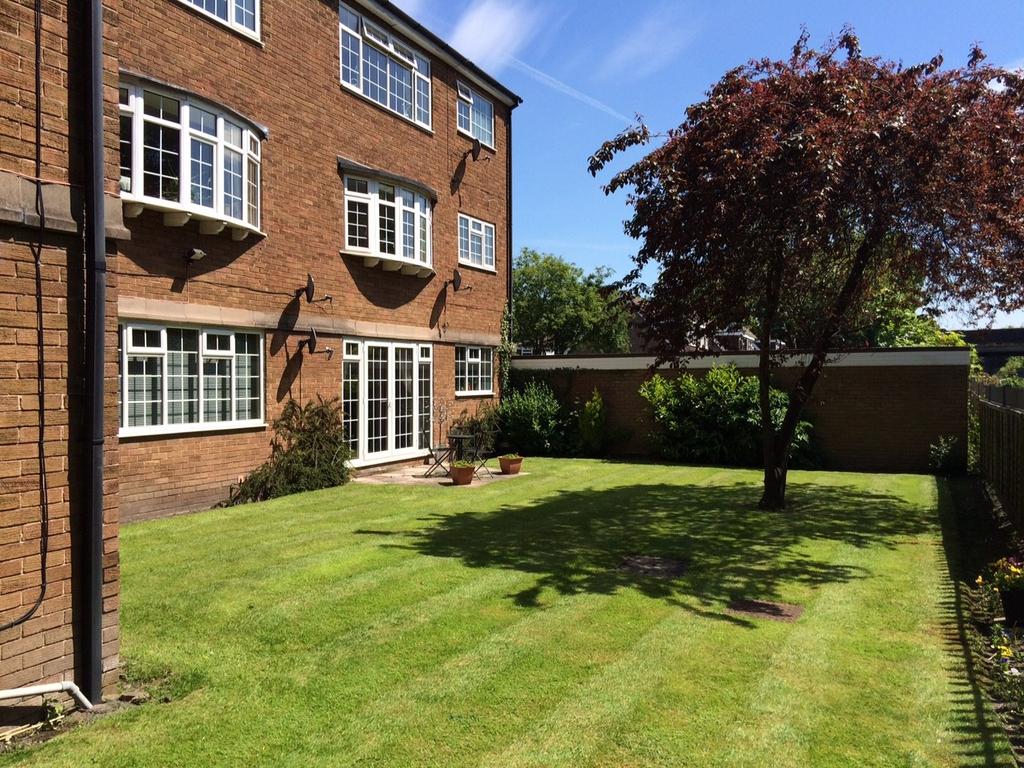 Eskdale Drive, Timperley WA15 2 bed flat £825 pcm (£190 pw)