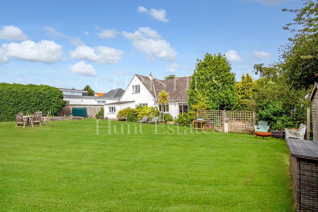 Park Estate, La Route Des St. Brelade, Jersey. JE3 8EQ 5 bed