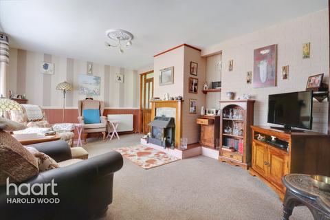 3 bedroom semi-detached house for sale - Ravensbourne Crescent, Romford