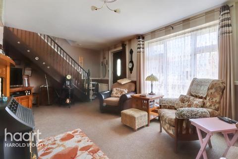 3 bedroom semi-detached house for sale - Ravensbourne Crescent, Romford